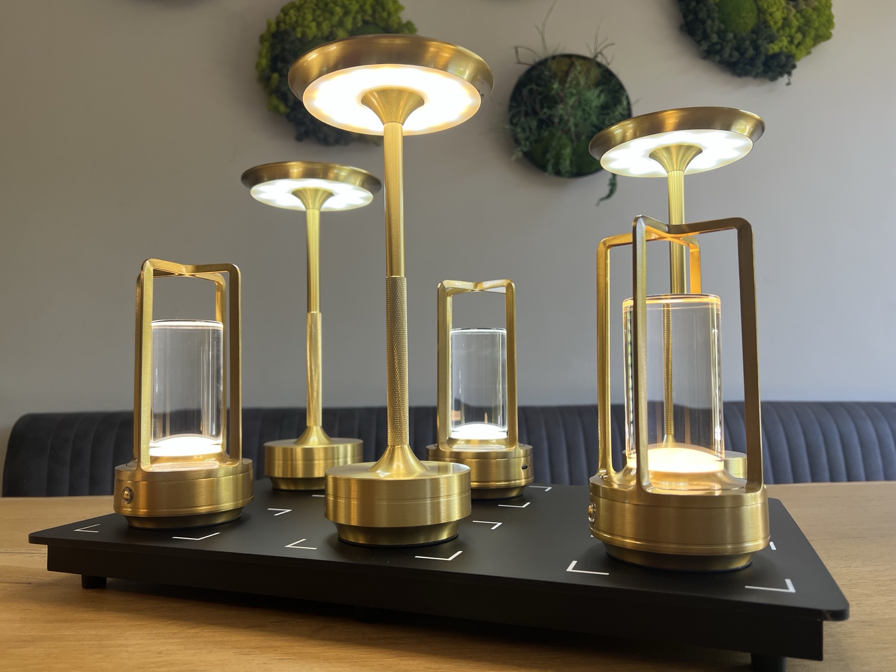 Eclips en Lanta horeca tafellampen op draadloos laadstation in restaurantopstelling