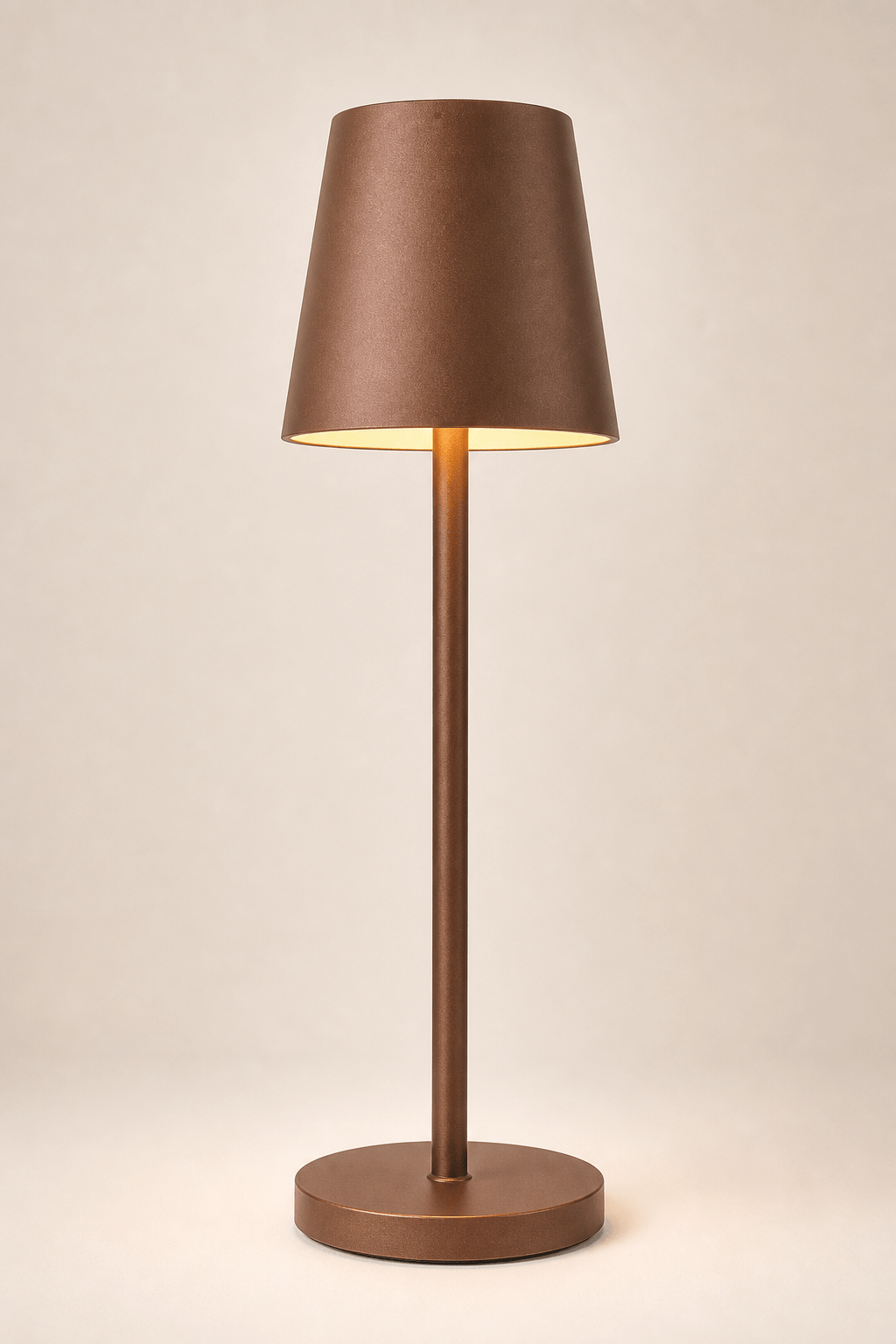 Bruine oplaadbare tafellamp met warm licht voor horeca