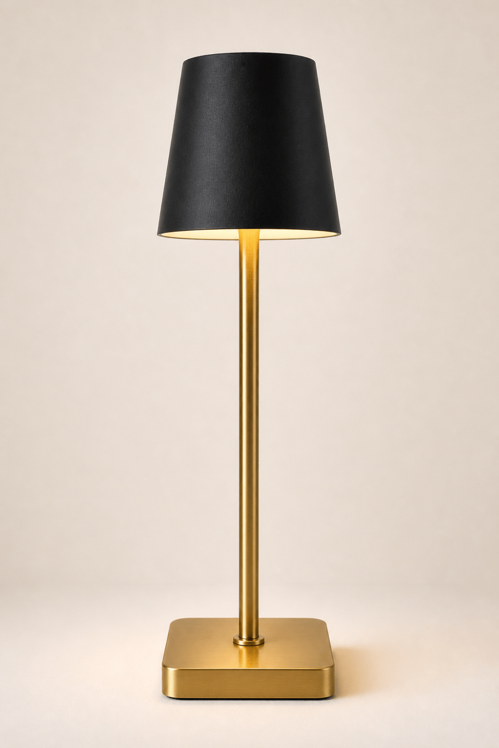 Zwarte en gouden LED tafellamp voor hotelbar of restaurant