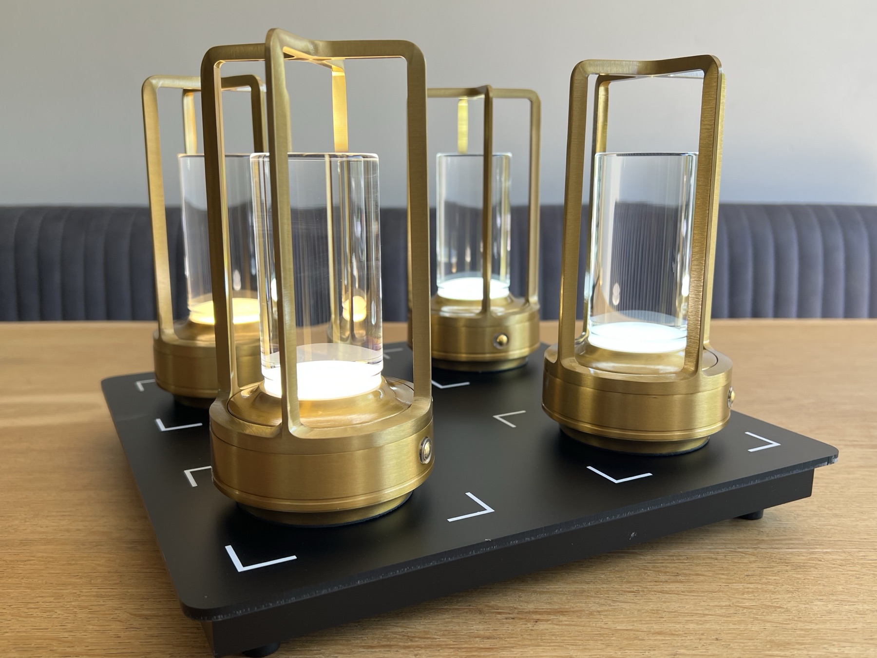 Gouden hotel tafellampen op draadloos laadstation